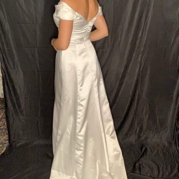 Wedding dress - Picture 1 of 3